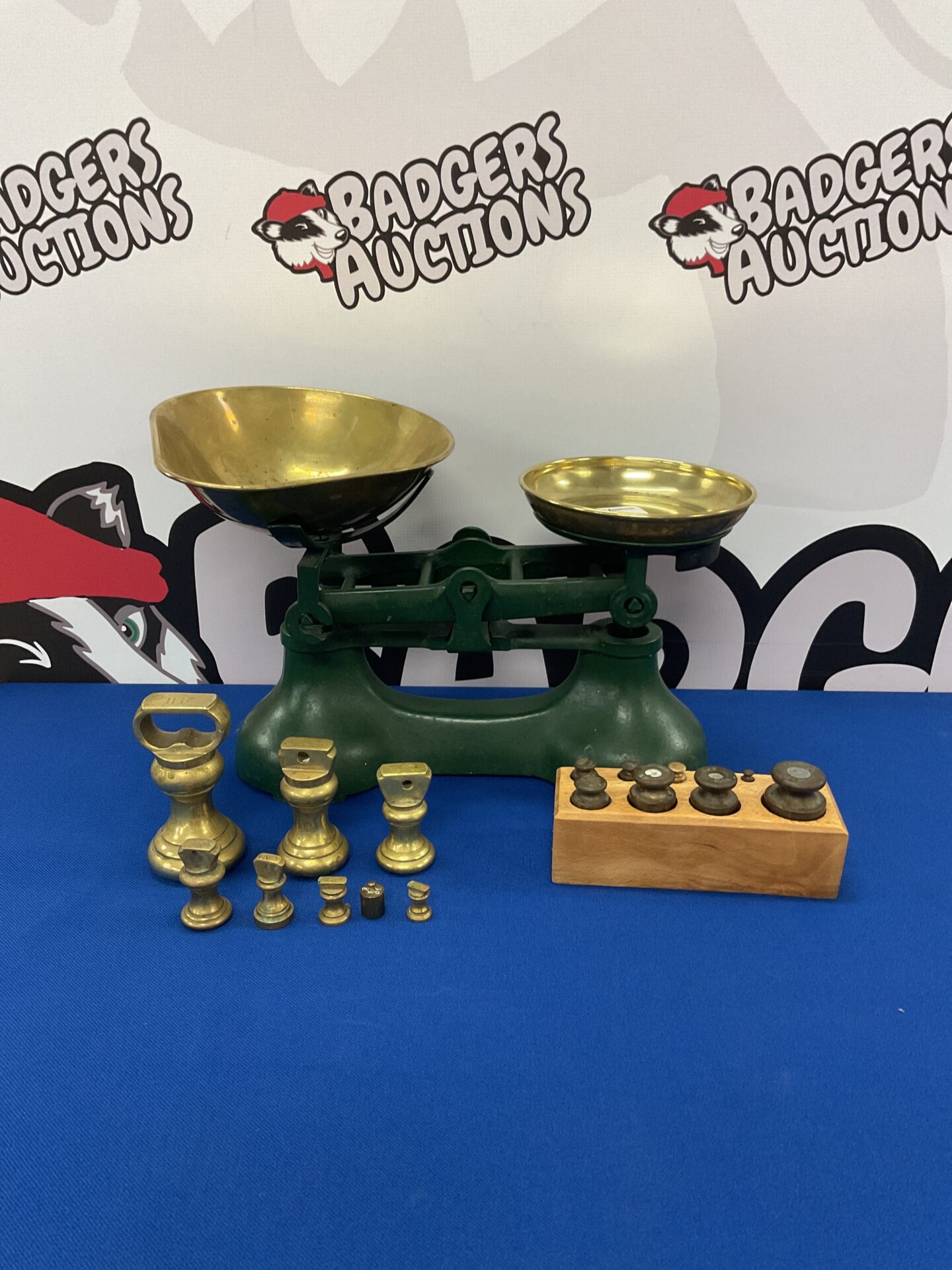 011 Cast iron & brass scales with weights