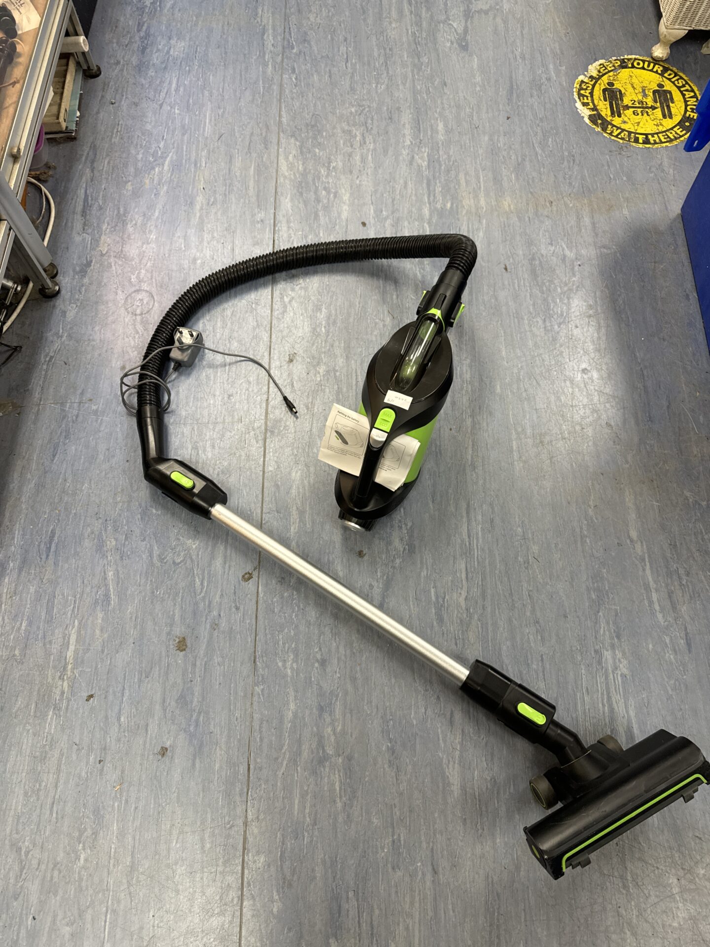 811 Gtech pro cordless hoover with charger – spares/repairs, doesn’t appear to be charging