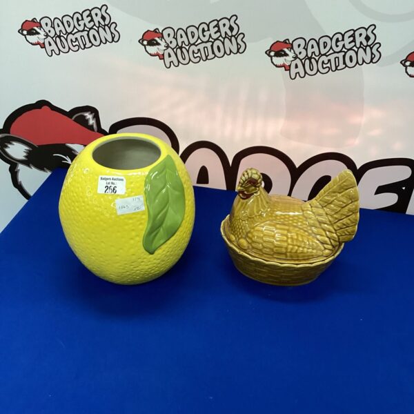 Vintage lemon and chicken ceramic set for collectors.