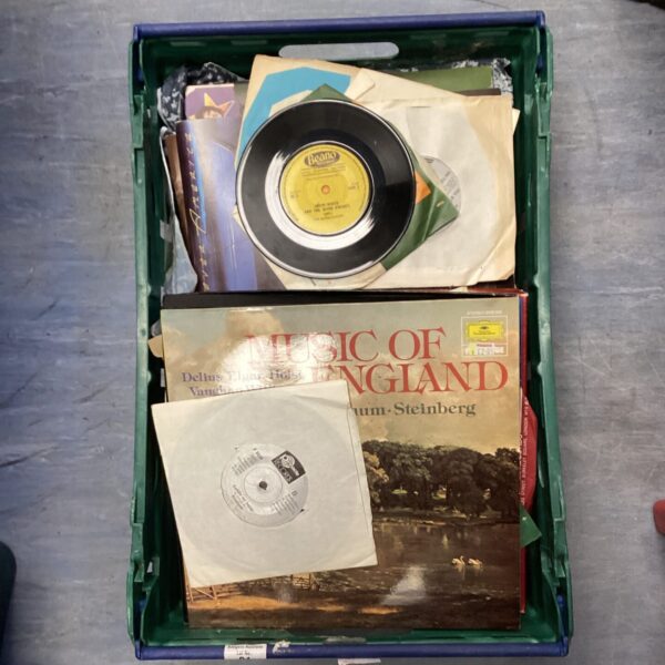 Mixed lot of vintage vinyl records for collectors.