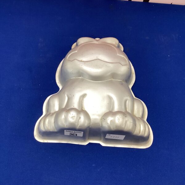 Vintage 1978 Garfield cake tin, shaped like the cartoon cat.