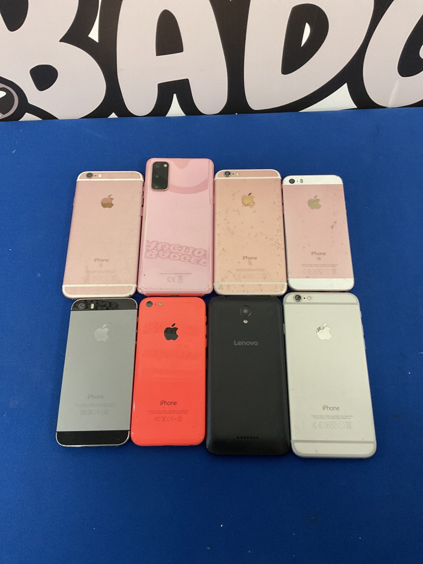 105 Box of mobile phones inc samsung & apple iphone