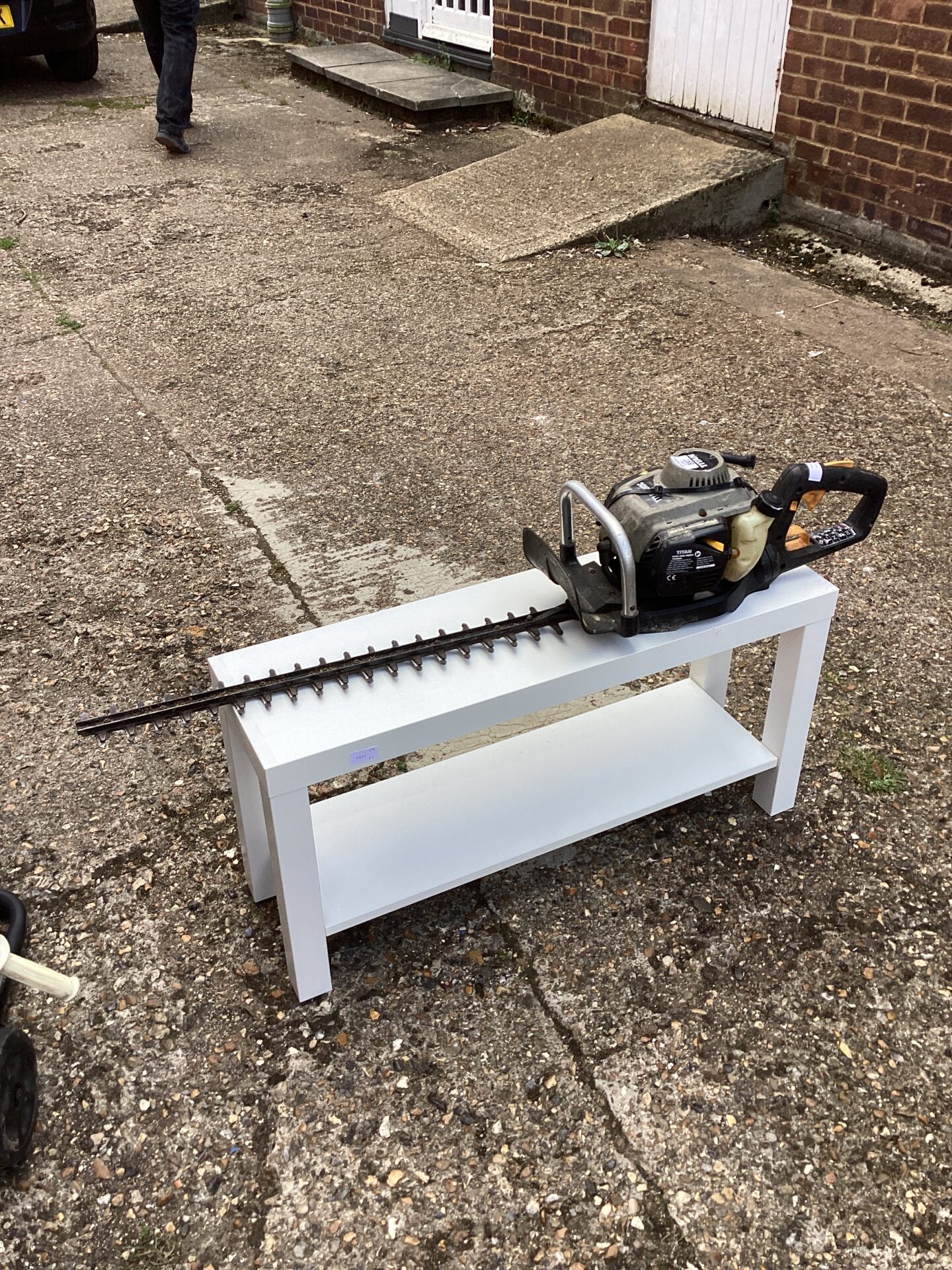 1008 Titan Petrol Hedge Cutter