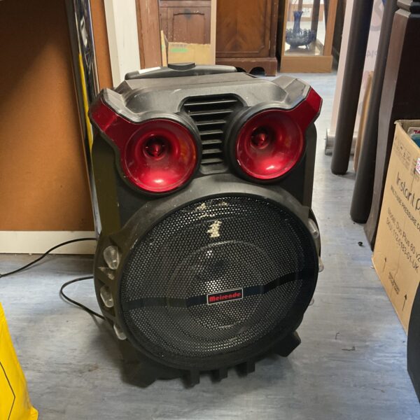 Meirende x12 portable PA speaker for events and presentations.
