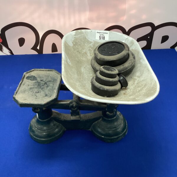 Vintage brass pan weighing scales, antique kitchenalia.