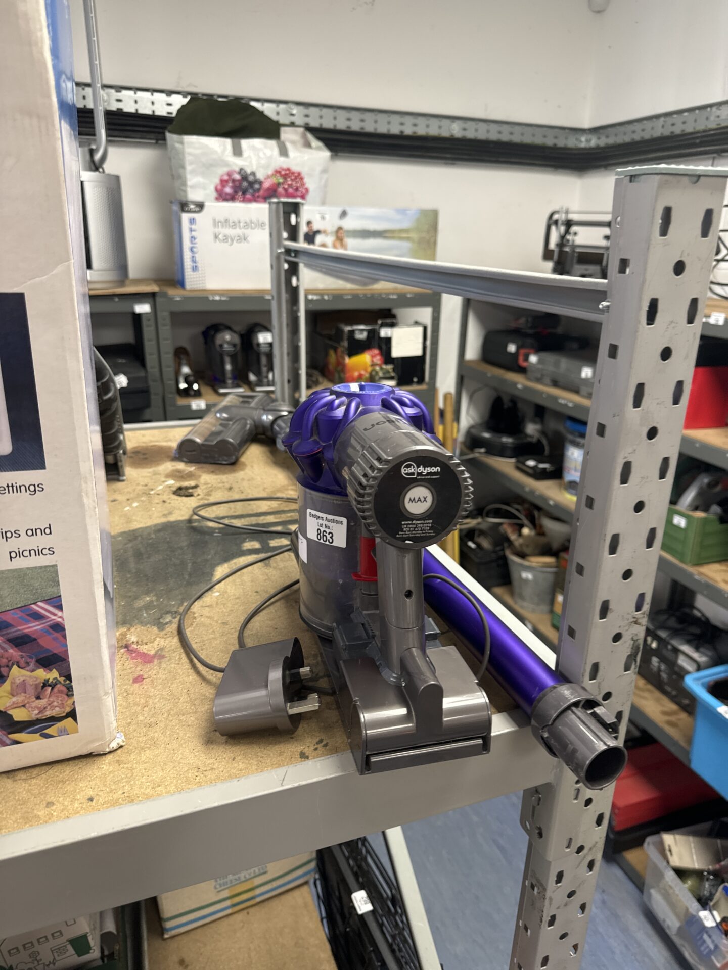 863 Dyson cordless hoover with wall mount & charger – powers on