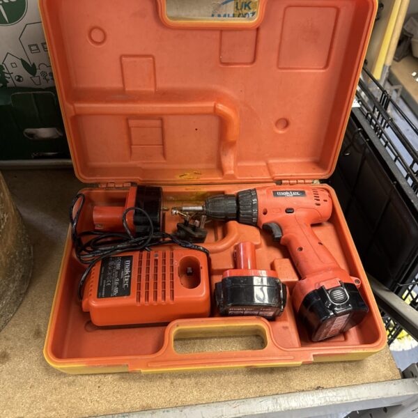 Maktec MT195 cordless drill in open carry case