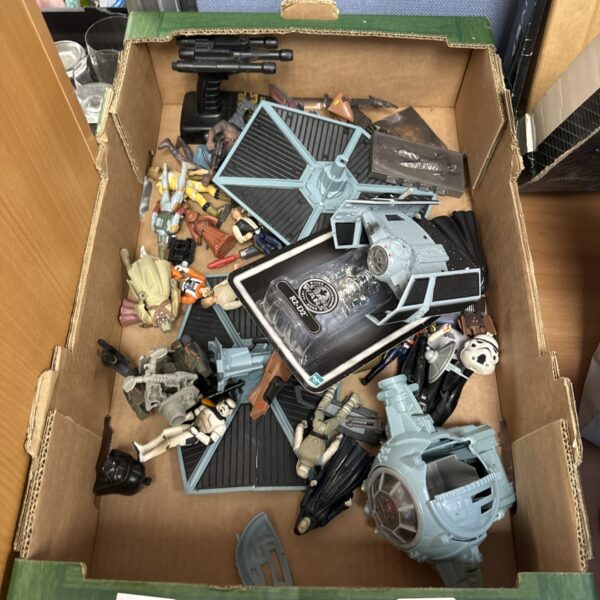 Assorted vintage Star Wars toys in a tray.
