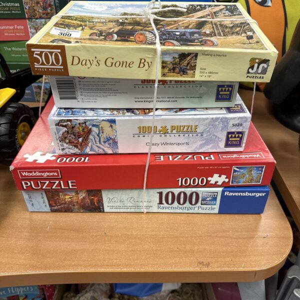 Assorted vintage jigsaw puzzles including a Waddingtons puzzle.