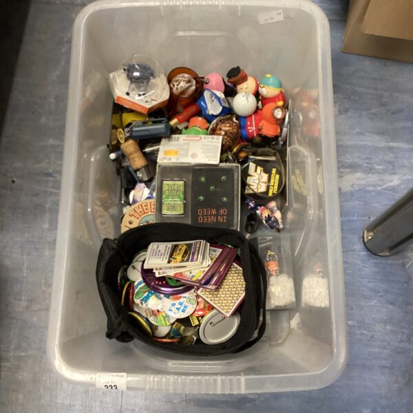 Overview of a vintage toy and collectible lot with badges and figures.