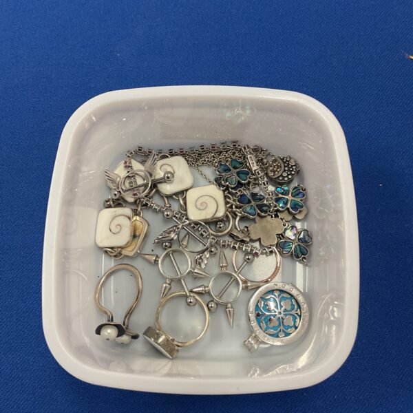 Mixed lot of silver and white metal jewellery pieces.