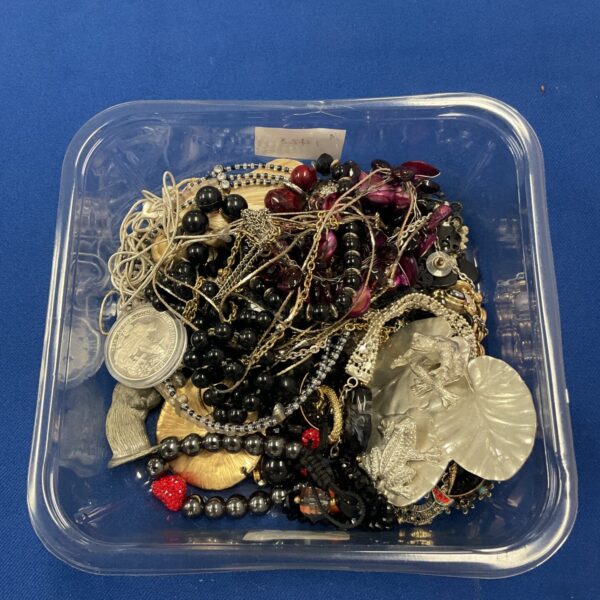 Mixed lot of vintage jewellery and coins for collectors.