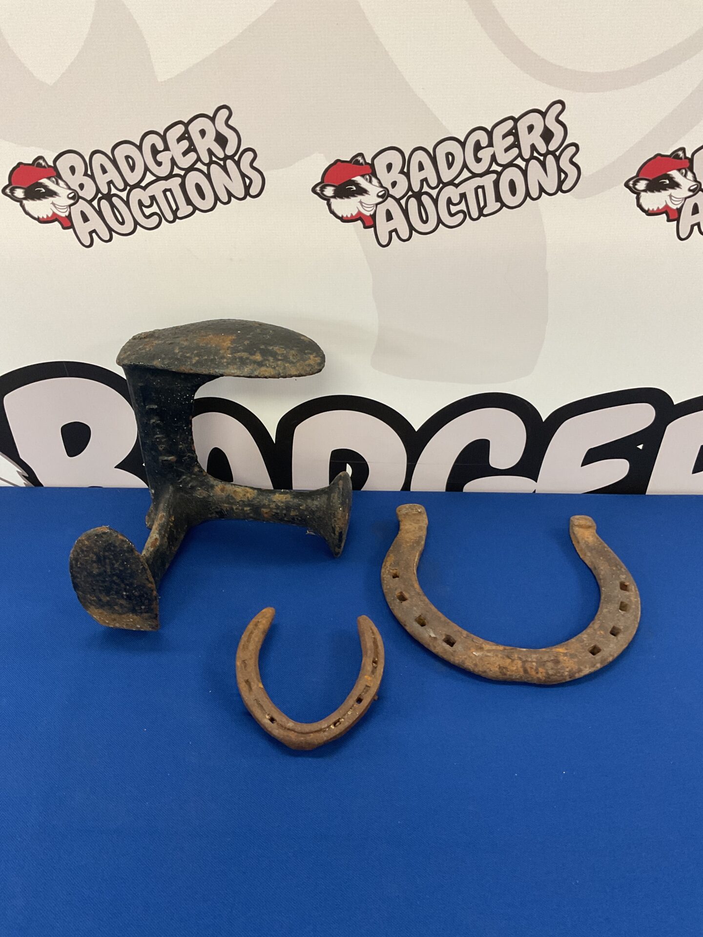861 Box with two antique horse shoes & a cobblers last contents