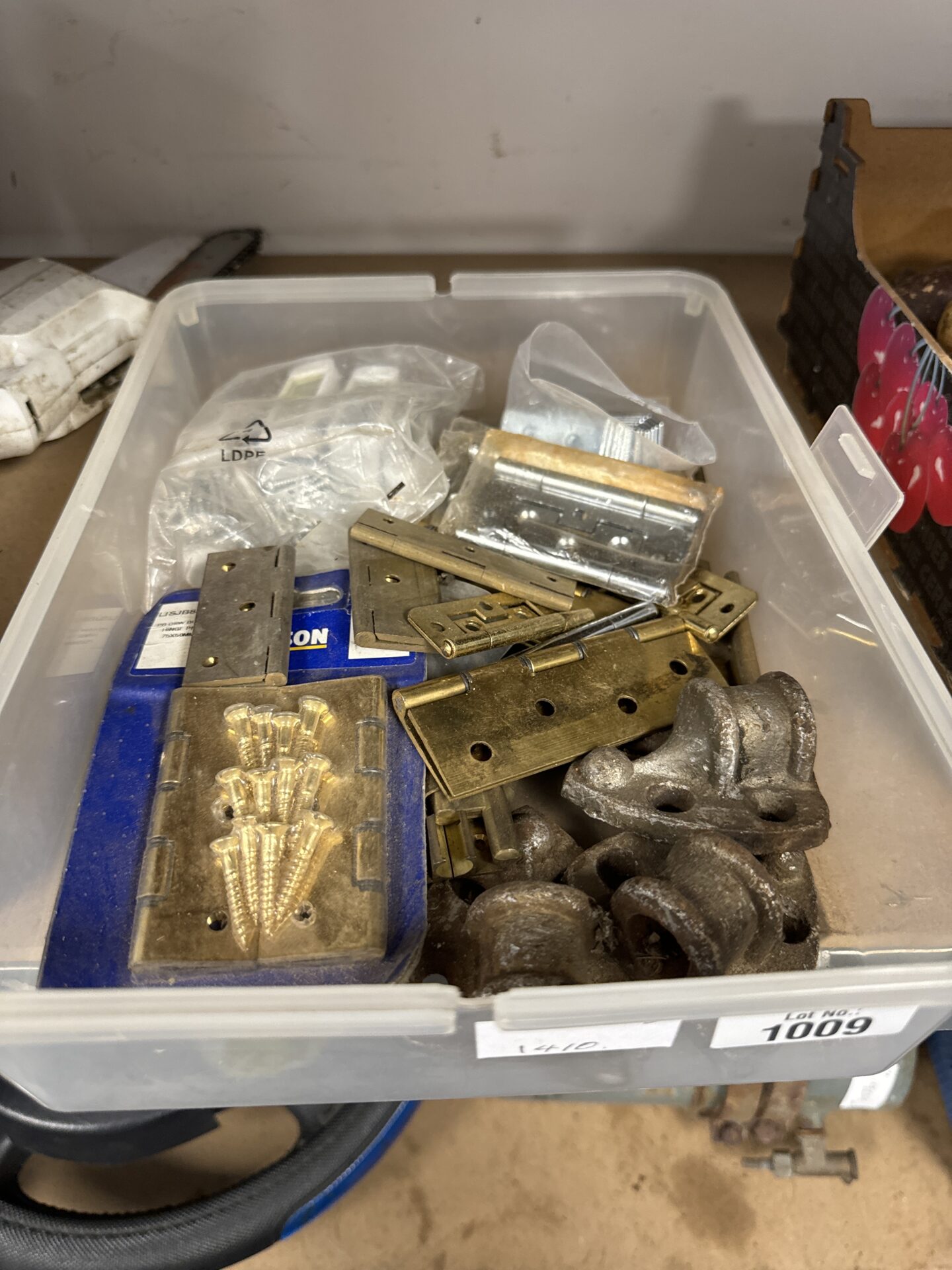 873 Tray of assorted items inc screws & hinges