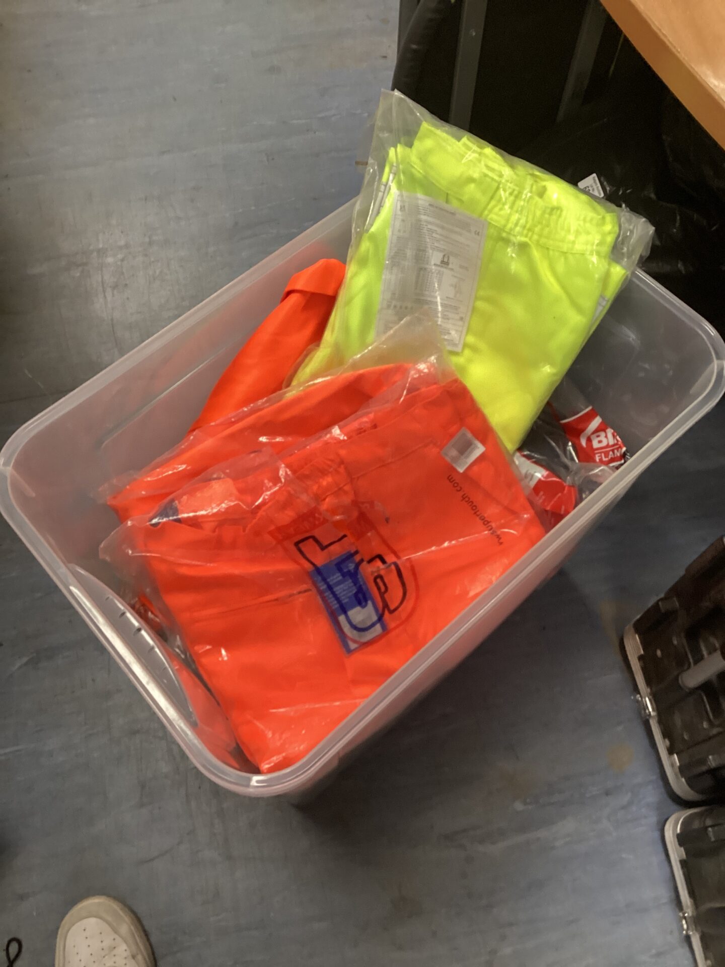 557 Quantity of assorted hi vis inc trouser & coats
