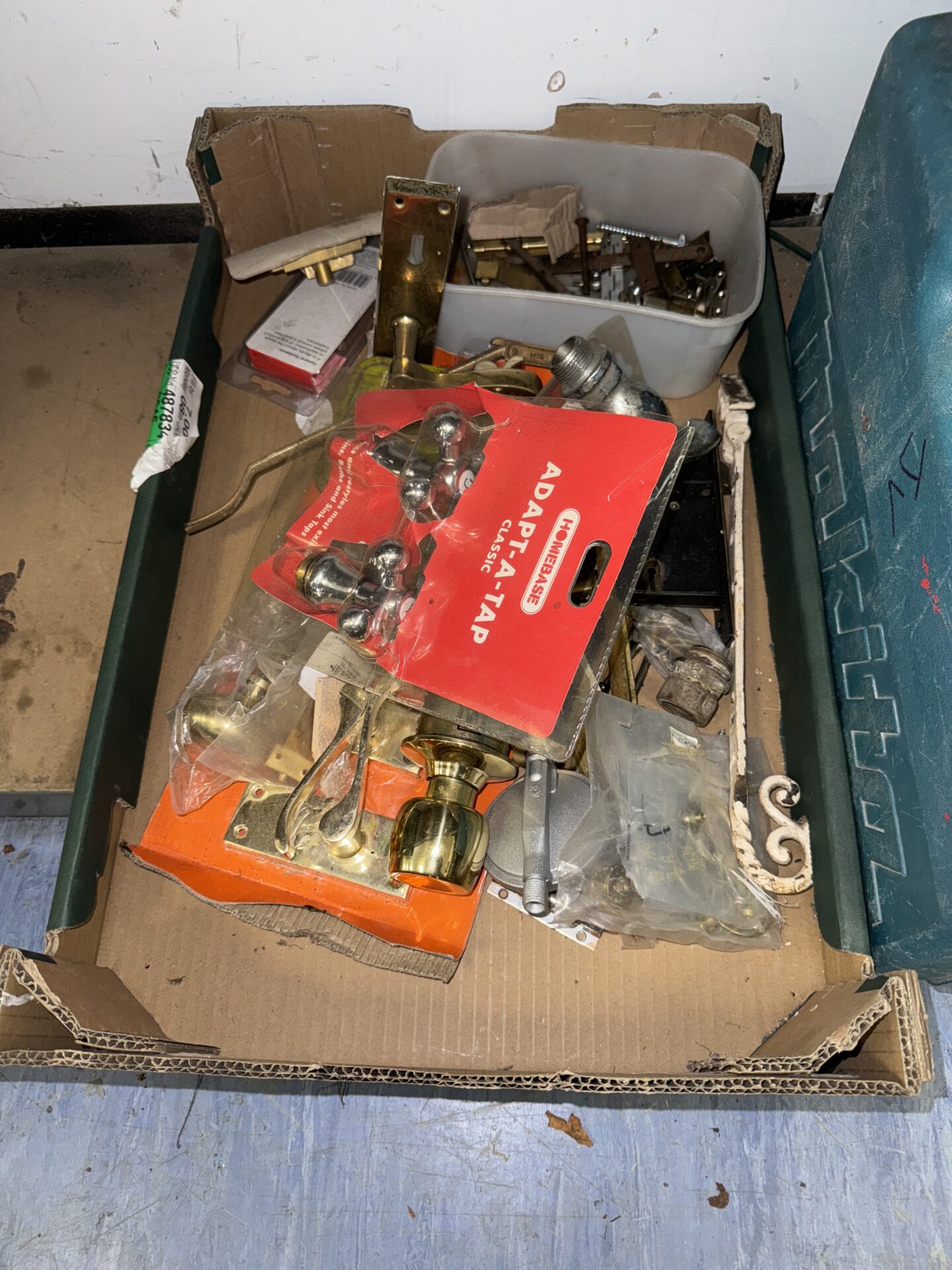 879 Tray of assorted items inc door furniture