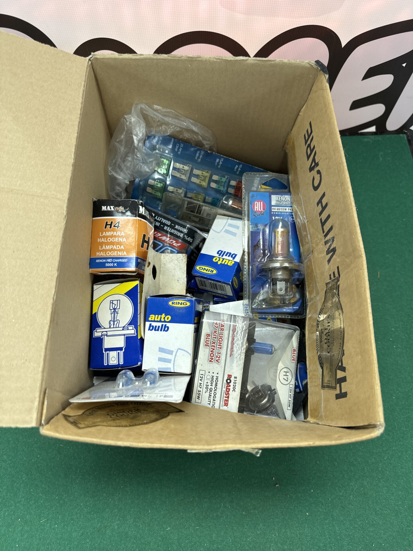 886 Box of assorted auto bulbs & fuses