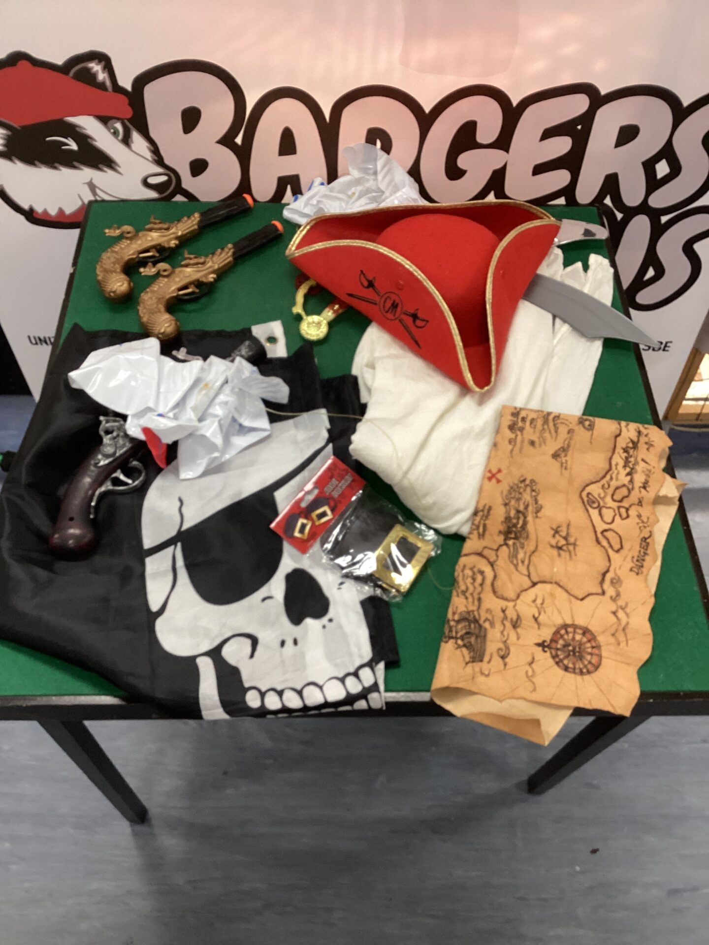 702 Bag of mixed pirate dress up accessories inc skull flag, map & water pistols