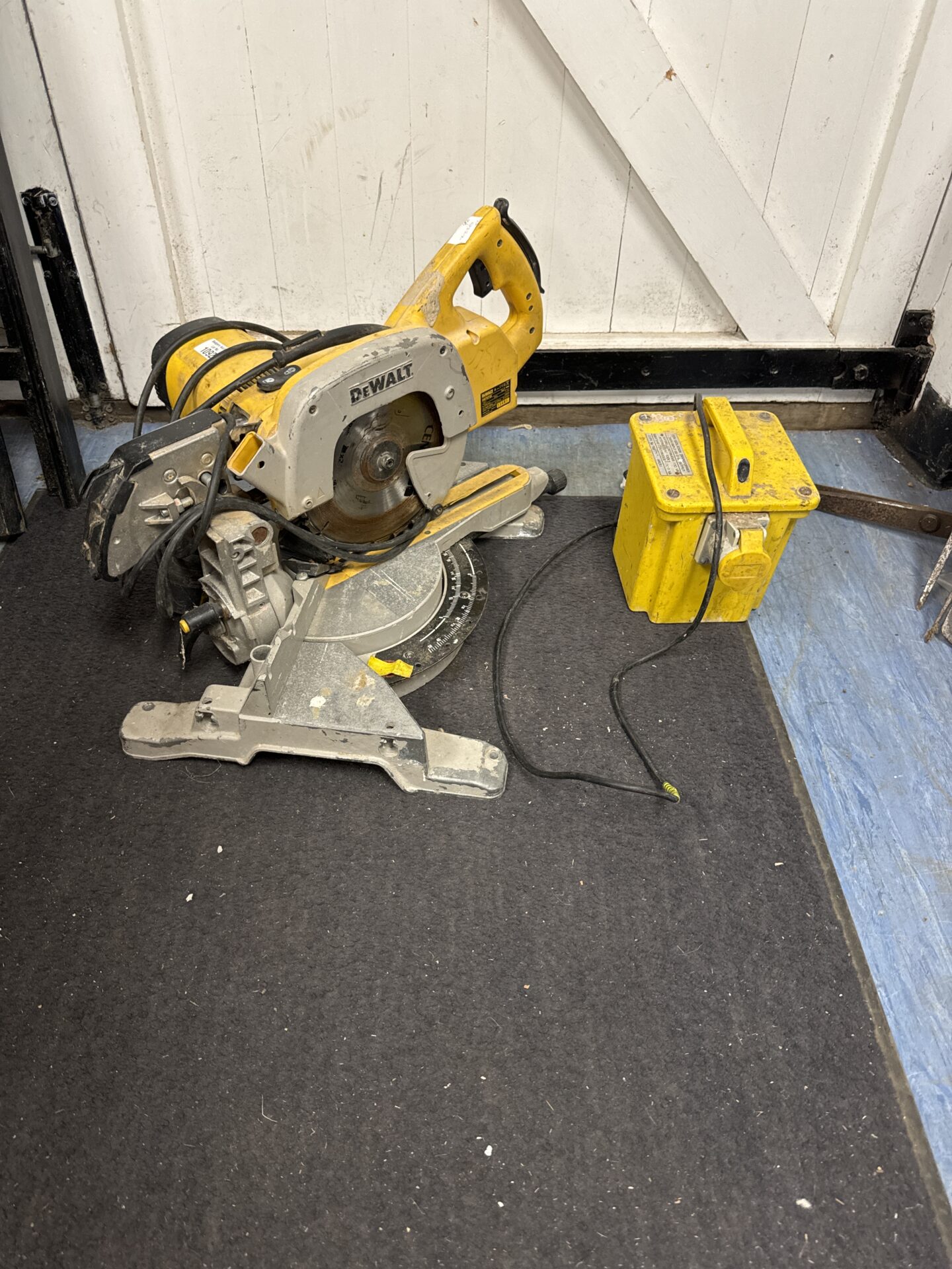 1092 Dewalt 110v mitre saw with transformer block – untested