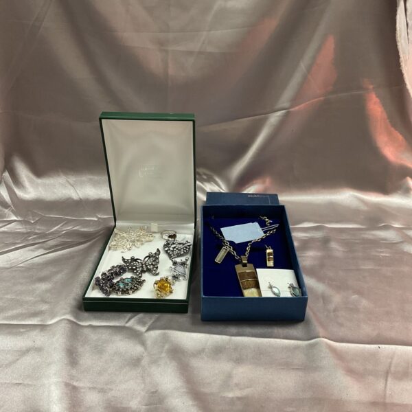 Mixed jewellery lots in open boxes, vintage costume jewellery.