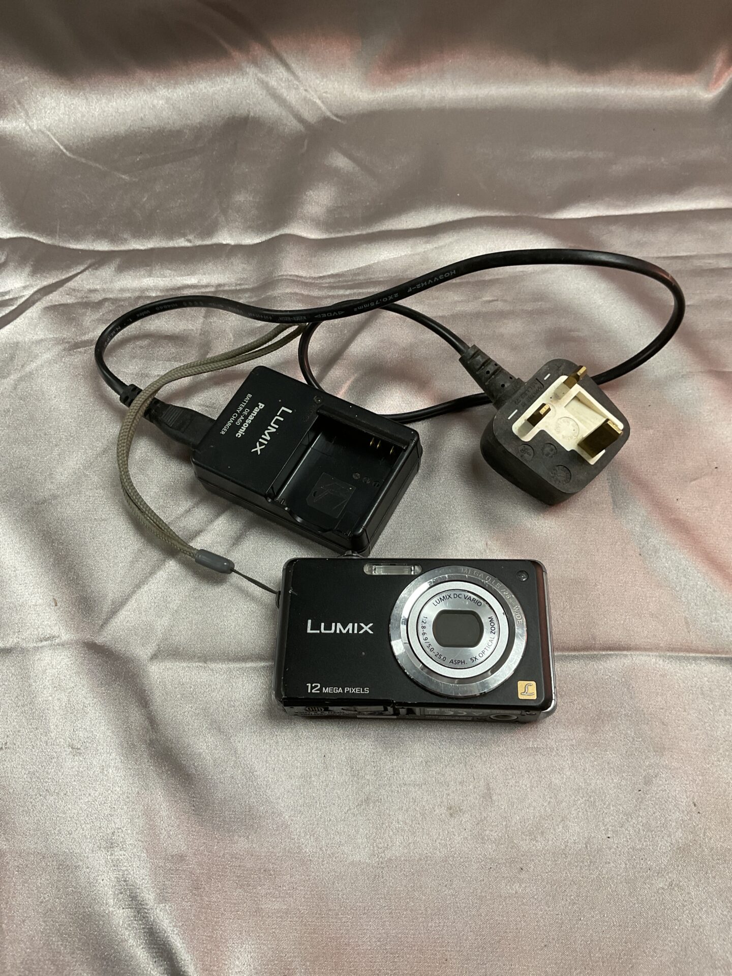796 Lumix Digital Camera working and Charger