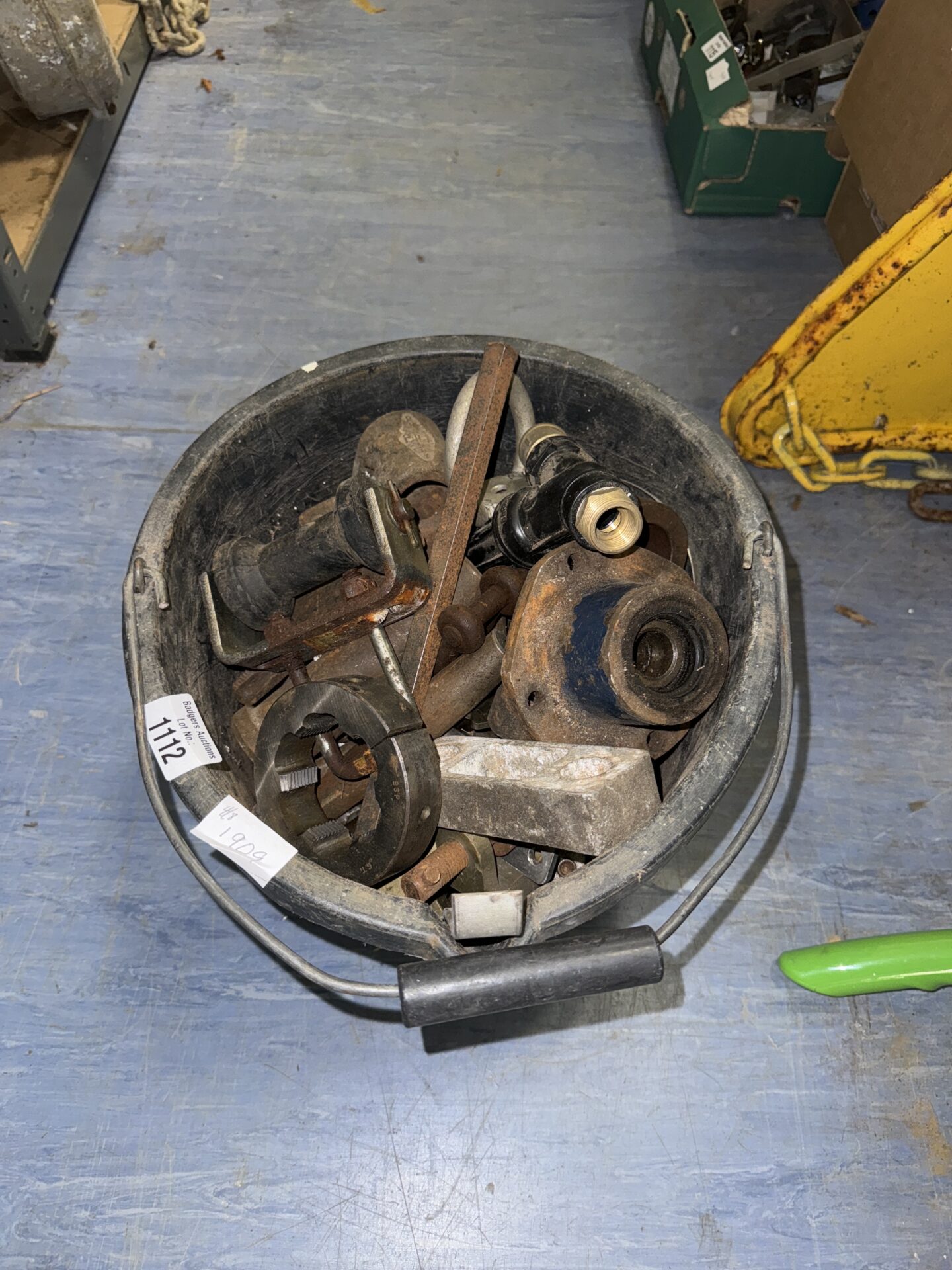 918 Bucket of mixed metalware items inc engineering parts & others