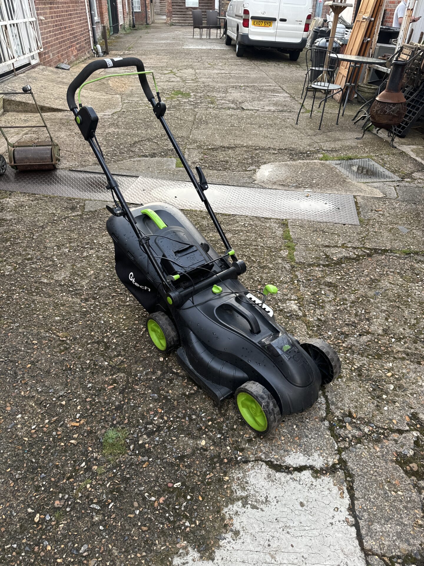 1234 Gtech cordless electric mower with battery & charger – untested as battery flat