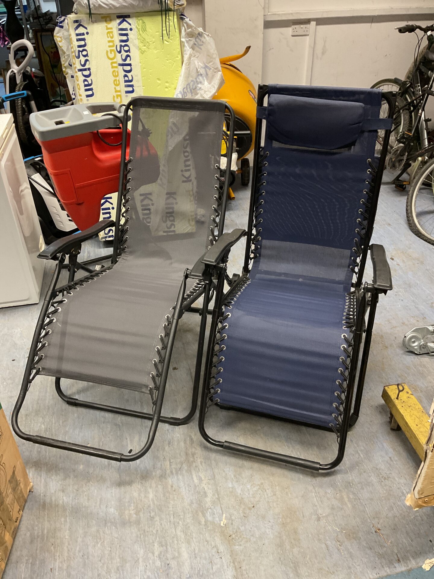 1251 Two reclining sun loungers
