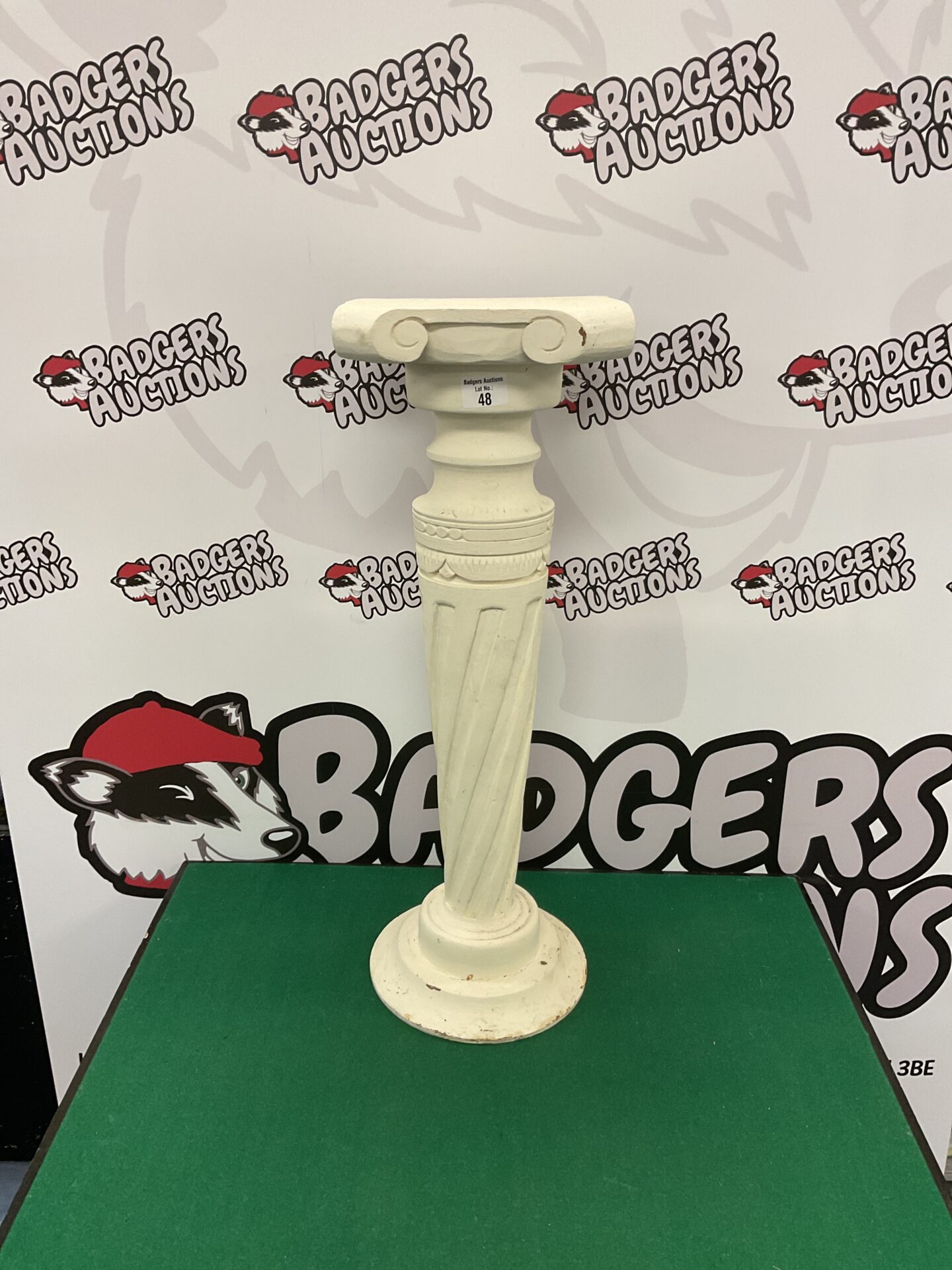 048 White painted jardiniere pot stand