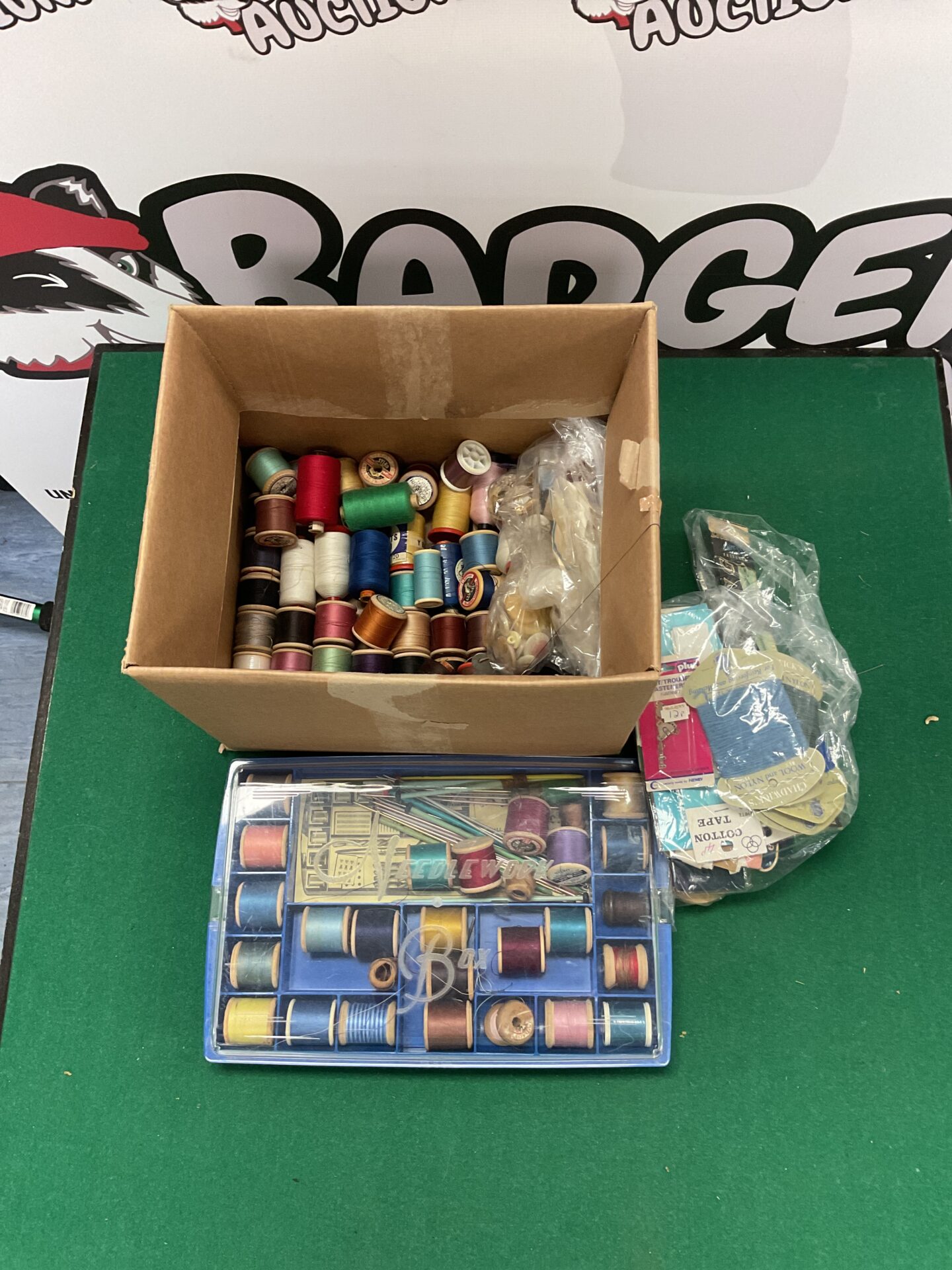 463 Box of sewing thread & accessories