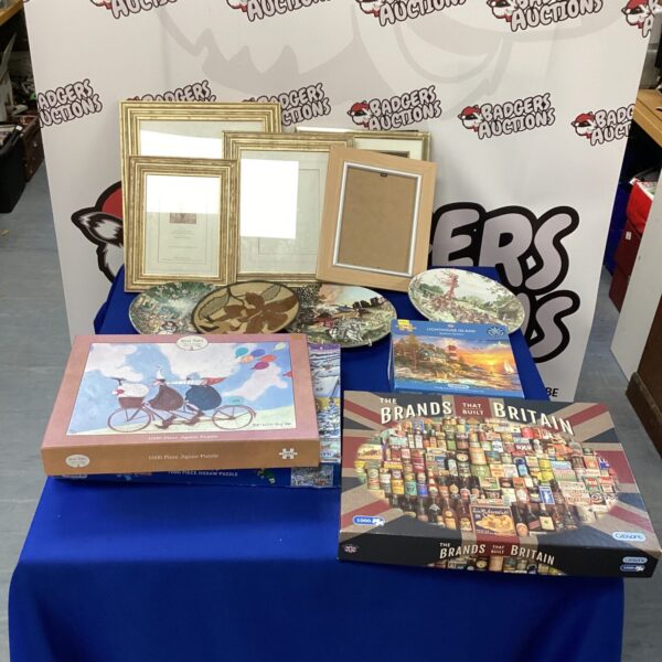 Mixed lot of vintage picture frames and jigsaw puzzles for collectors.