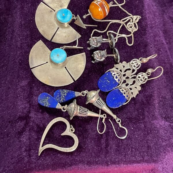 Mixed lot of silver jewellery, pendants, and Winnie the Pooh cufflinks.