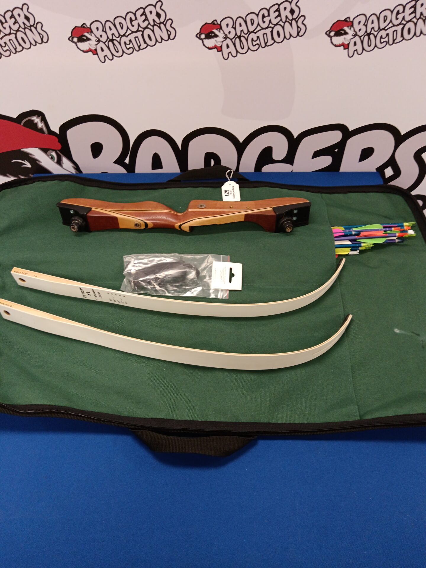 621 Peyton S1 bow with arrows & case