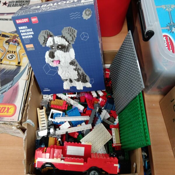 Mixed lot of building bricks with Balody dog model kit.