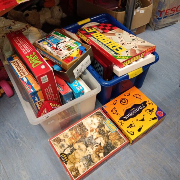 Mixed lot of vintage board games and puzzles for collectors.
