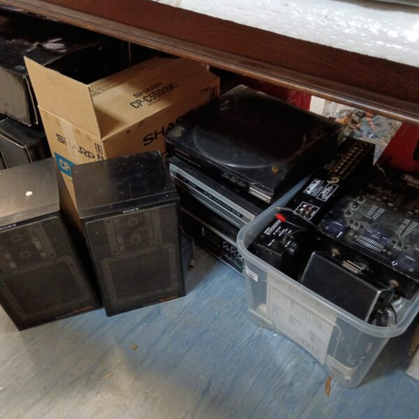 Mixed hifi lot with Sony speakers and Numark mixer.