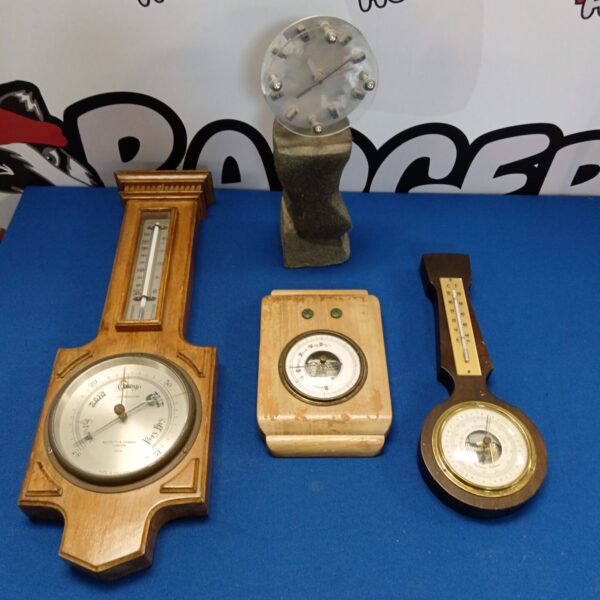 Vintage wooden barometer displaying Fahrenheit and Celsius scales.