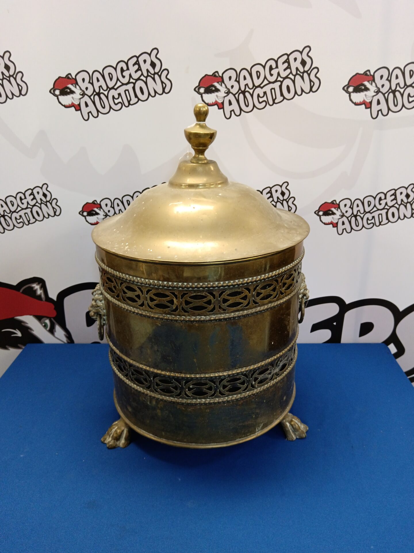 068 Vintage brass log bin with lion head handles