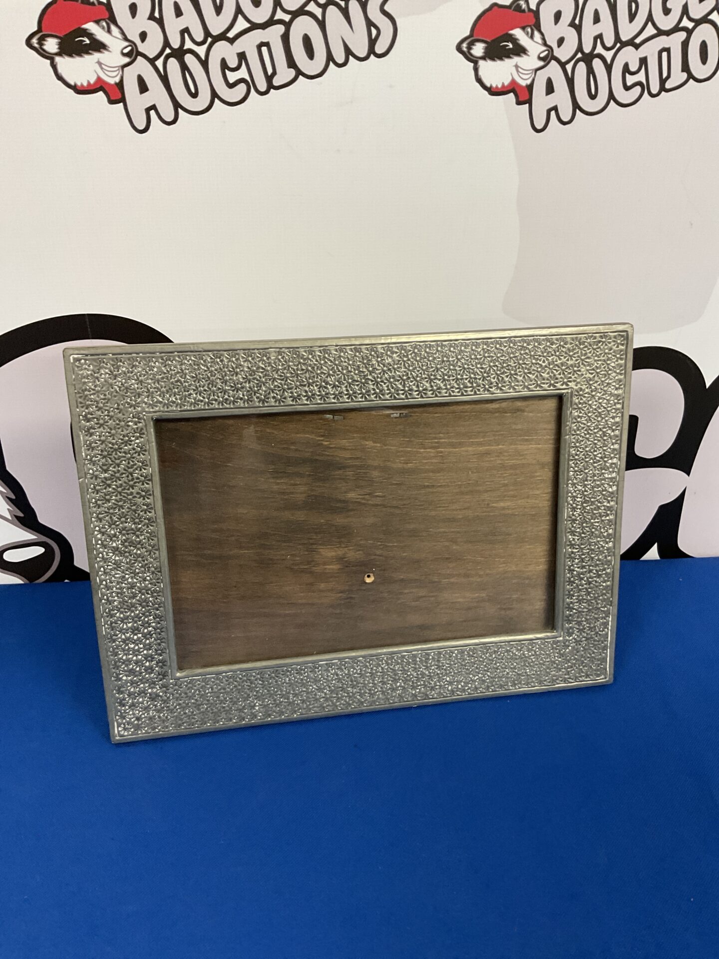 049 Vintage white metal daisy pattern photo frame