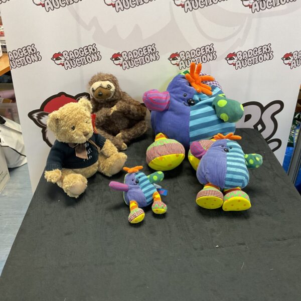 Mixed lot of vintage teddy bears and soft toys.