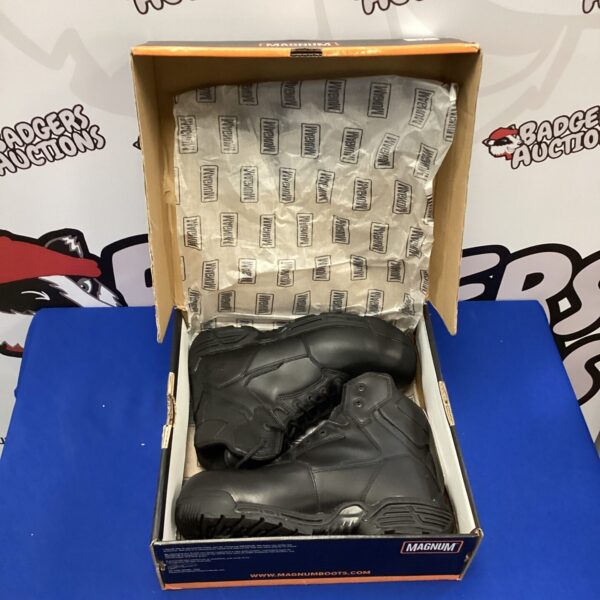 New size 10 Magnum safety boots in original box.