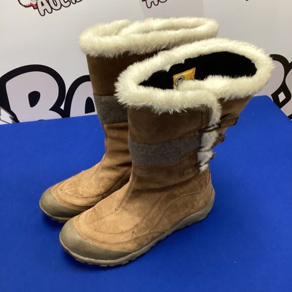 Caterpillar size 7 winter boots for women, durable and warm.