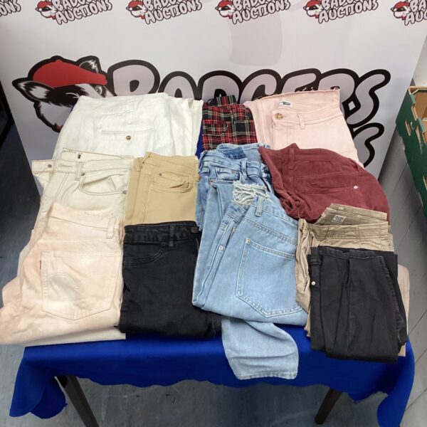 New ladies jeans and trousers in assorted sizes, a fashion lot.