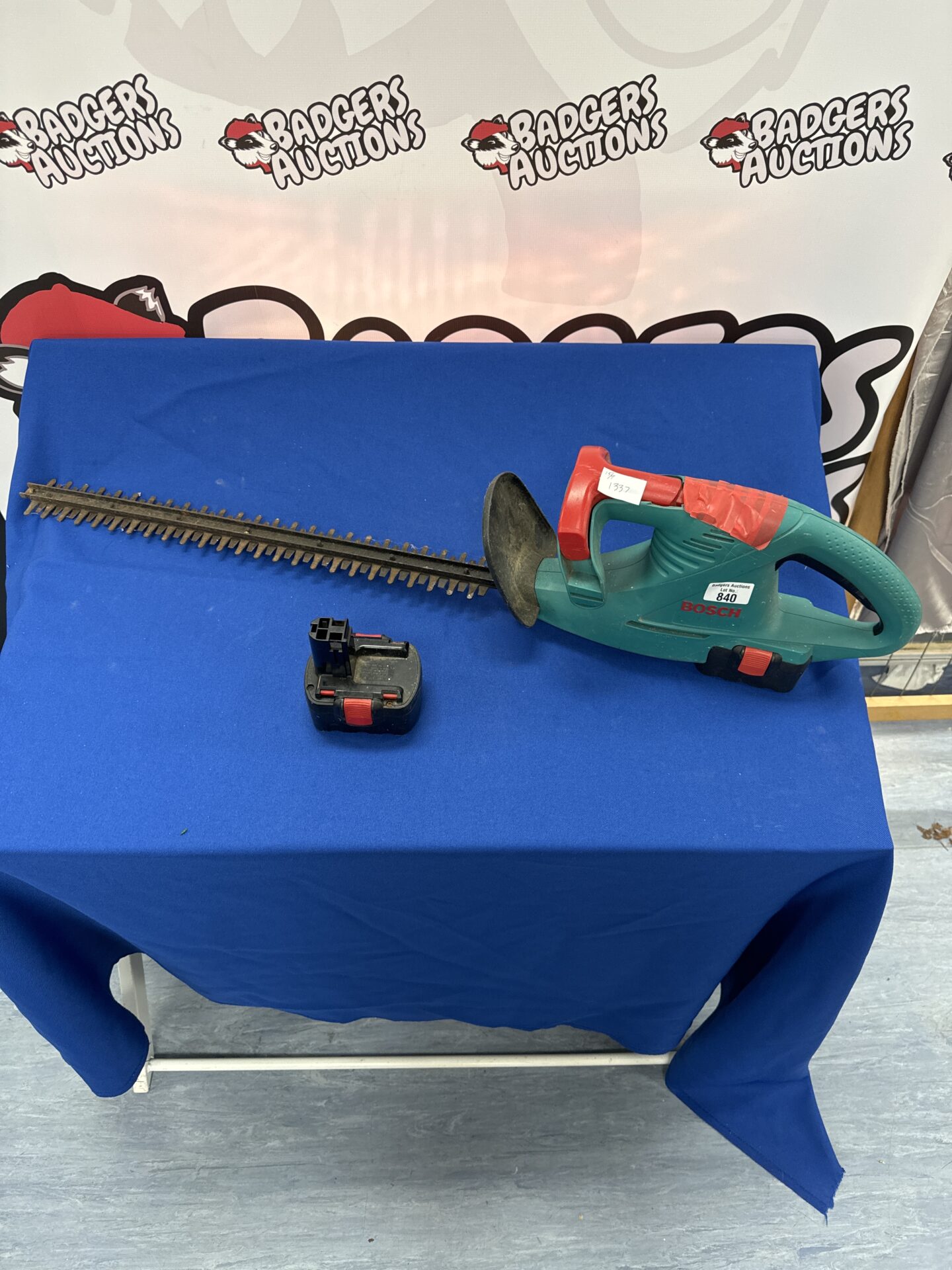 840 Bosch cordless hedge trimmer with spare battery – untested, flat batteries, damage to casing on top
