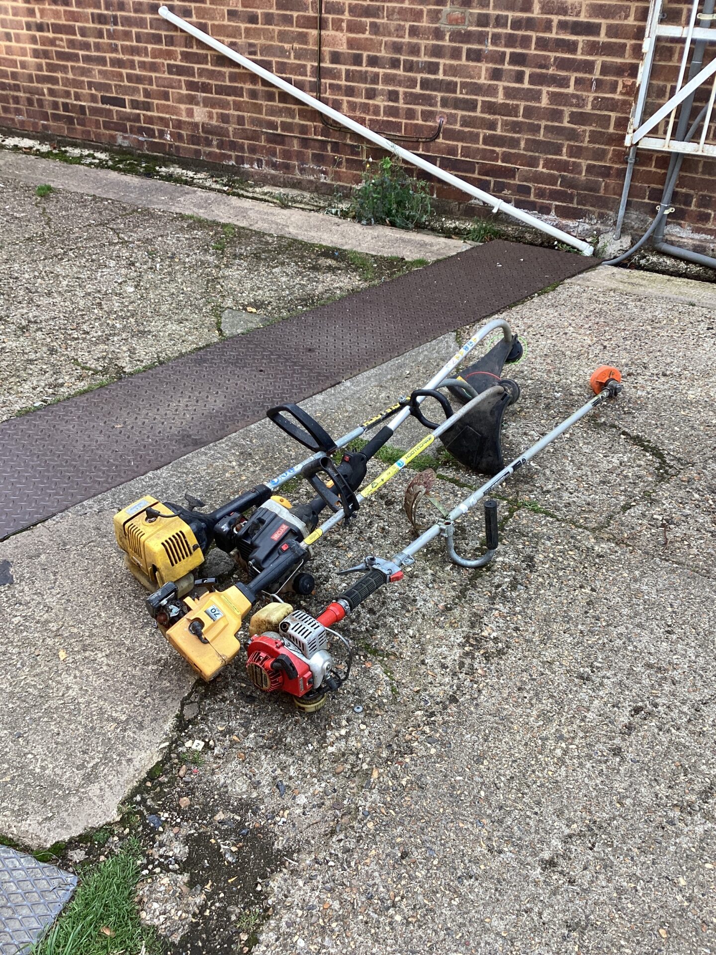 1004 Four petrol strimmers sold as seen