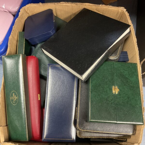 Lot of empty jewellery boxes with velvet lining.