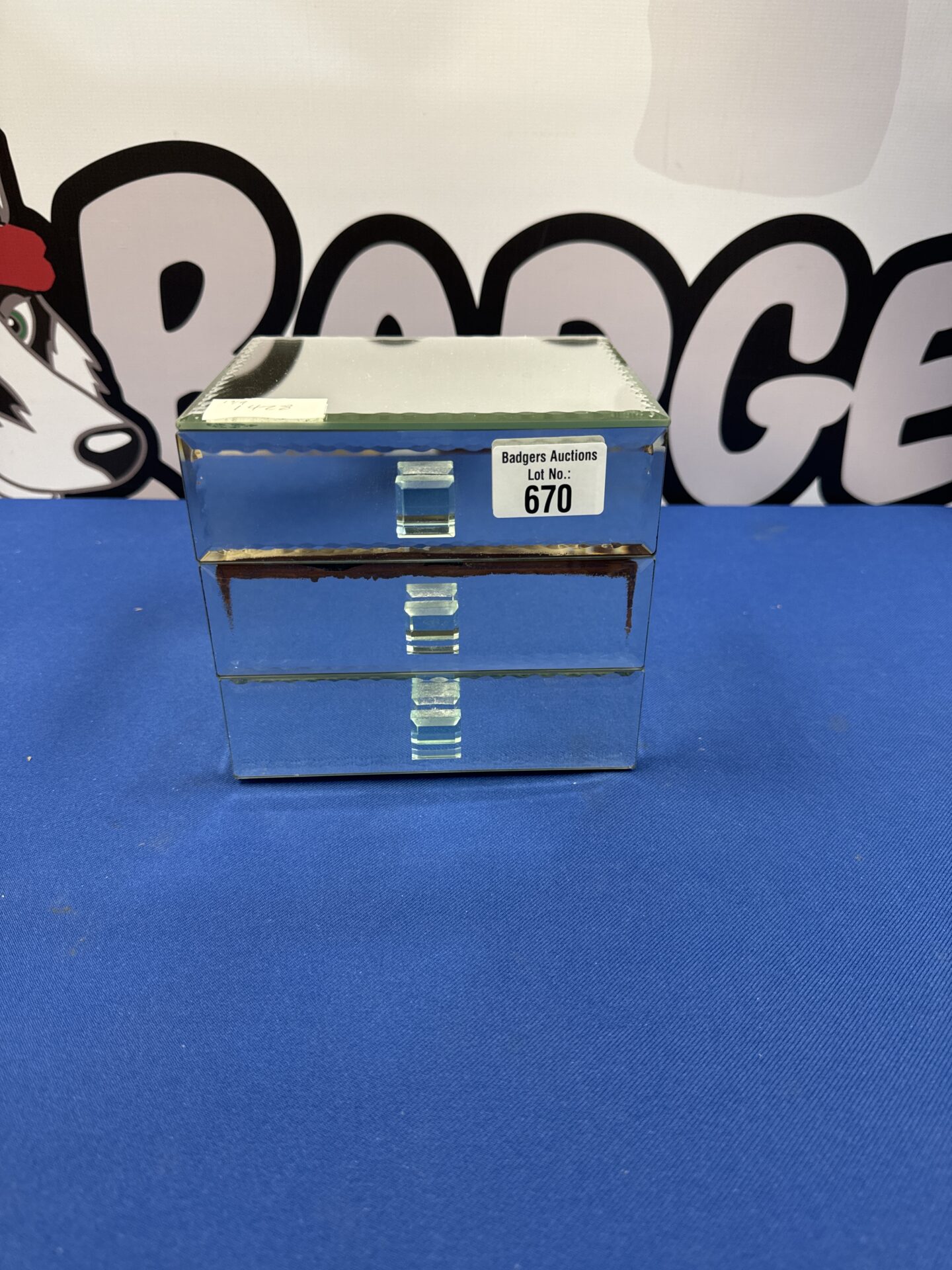 670 Mirrored jewellery box with contents – middle drawer has foil delamination