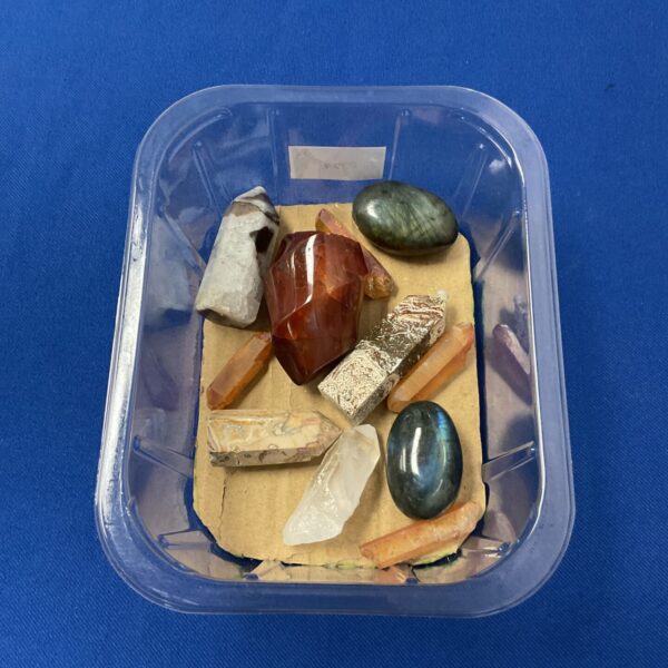 Mixed lot of semi-precious gemstones and crystals for collectors.