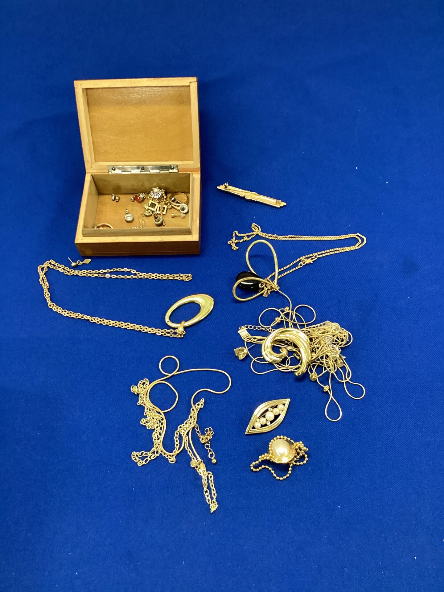 668 Box of yellow metal costume jewellery