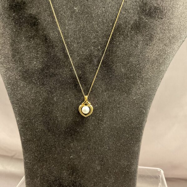 Elegant 9ct gold pearl pendant necklace on a chain.